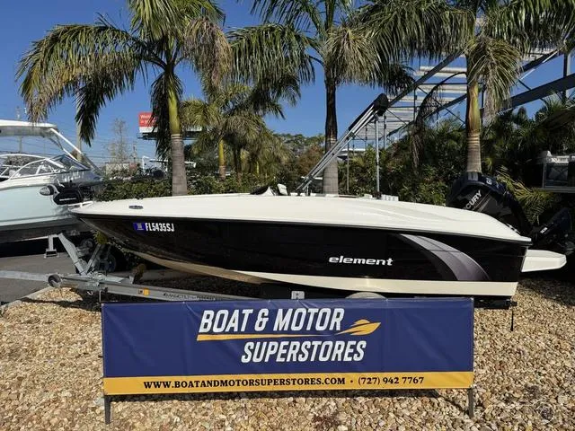 The Image of 2014 Bayliner 160 Bowrider boat displayed at Boat & Motor Superstores, surrounded by palm trees. - 1