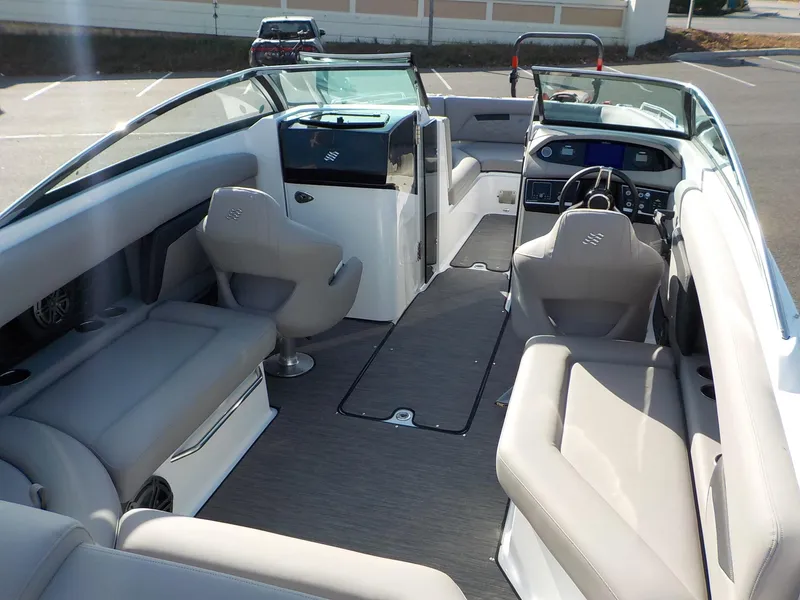 Slide: The Image of Four Winns HD OB HD8 2025 - 16