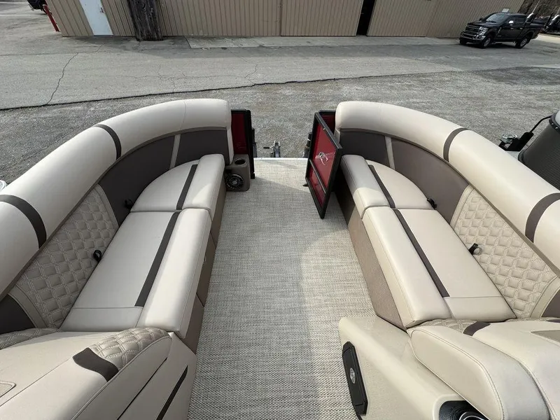 Slide: The Image of Crest Classic 220 SLC Tritoon 2025 - 5