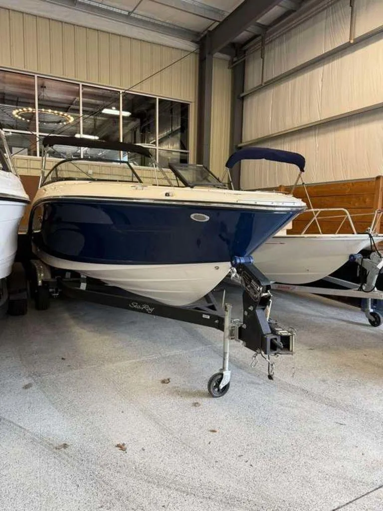 Slide: The Image of Sea Ray SPX 210 2025 - 2