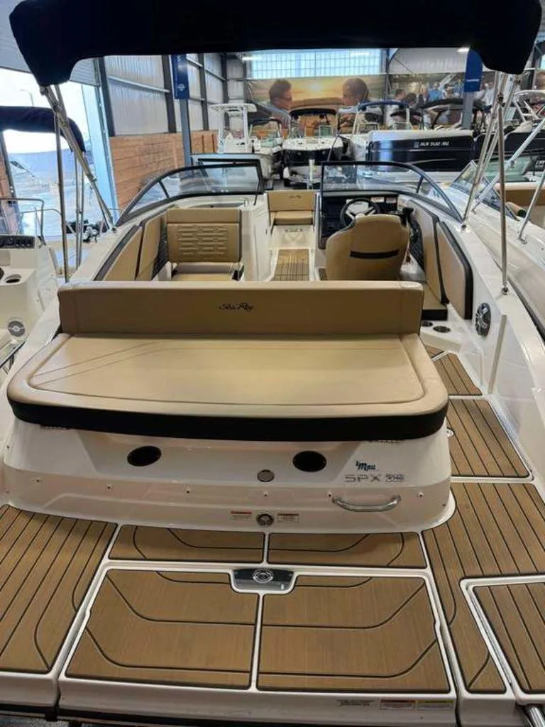 Slide: The Image of Sea Ray SPX 210 2025 - 3