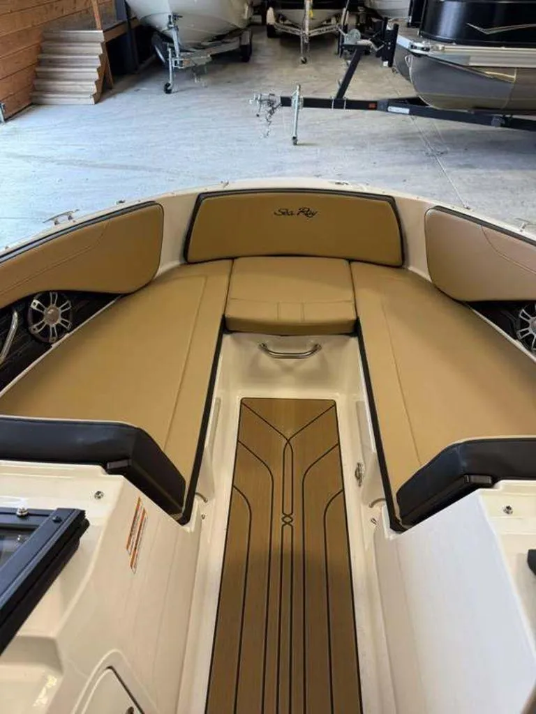 Slide: The Image of Sea Ray SPX 210 2025 - 7