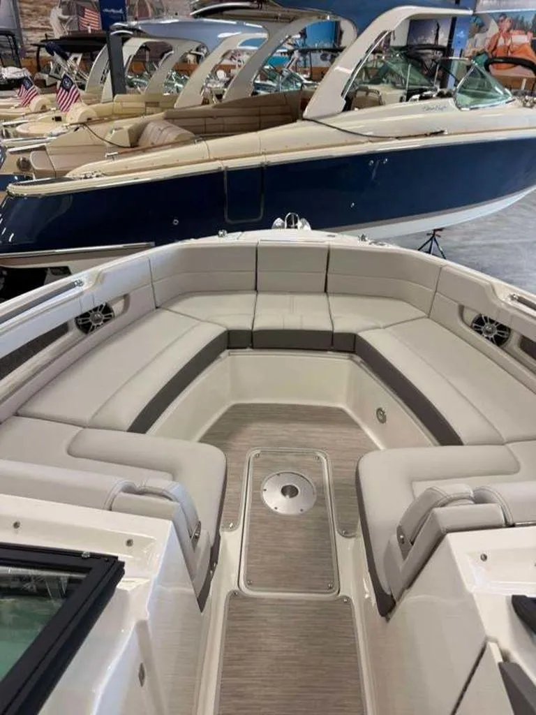 Slide: The Image of Sea Ray SLX 310 2025 - 10