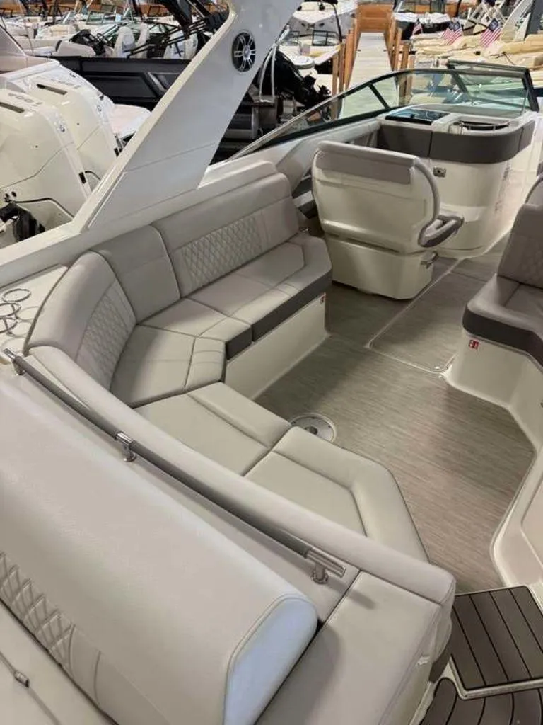 Slide: The Image of Sea Ray SLX 310 2025 - 2