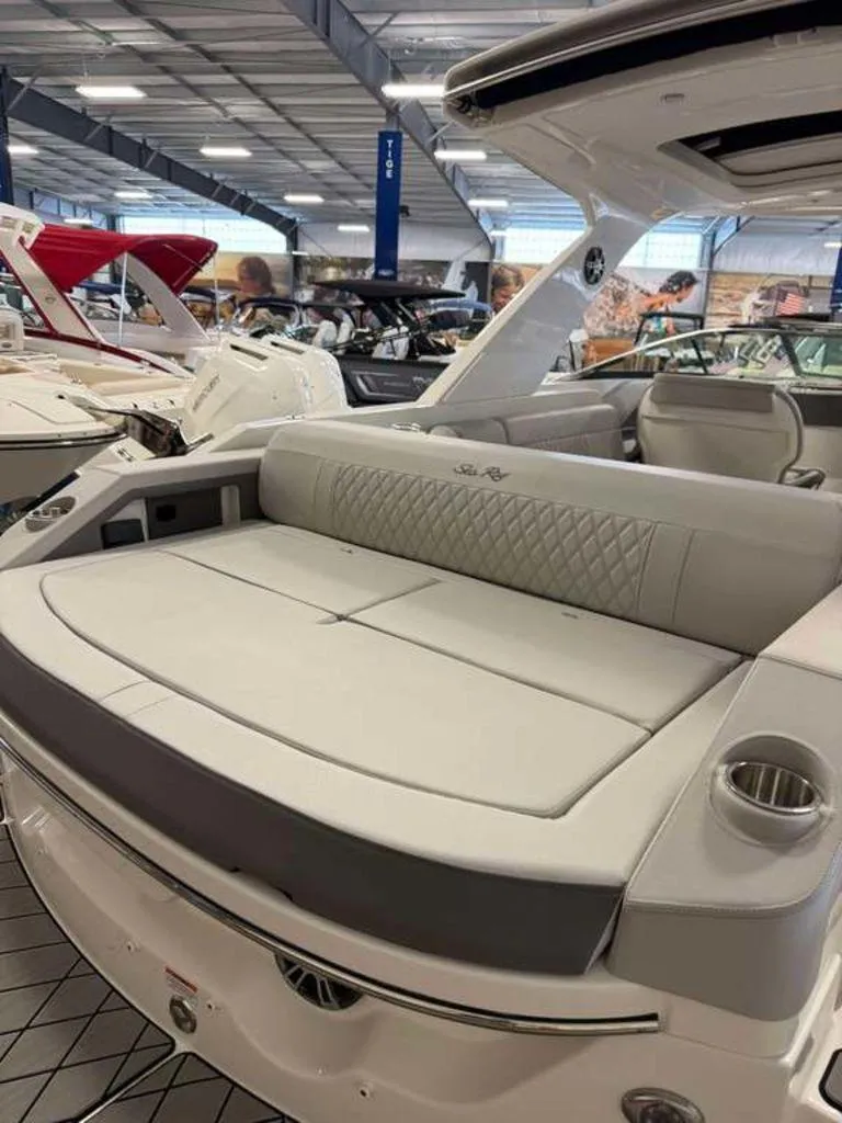 Slide: The Image of Sea Ray SLX 310 2025 - 3