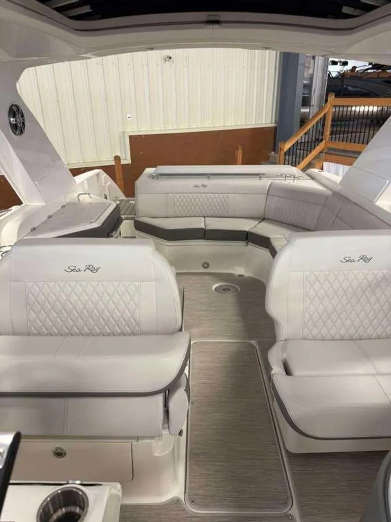Slide: The Image of Sea Ray SLX 310 2025 - 7