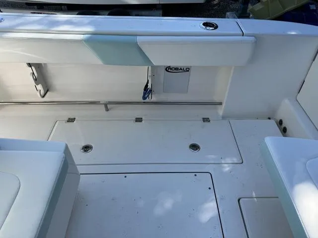 Slide: The Image of Robalo R302 Center Console 2024 - 13