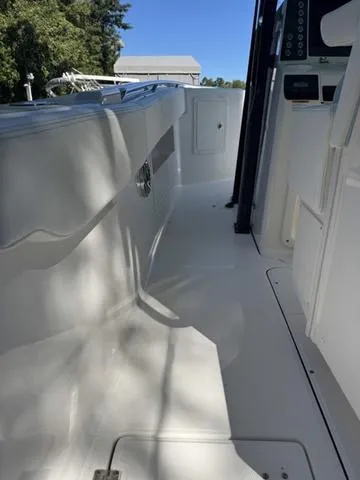 Slide: The Image of Robalo R302 Center Console 2024 - 15