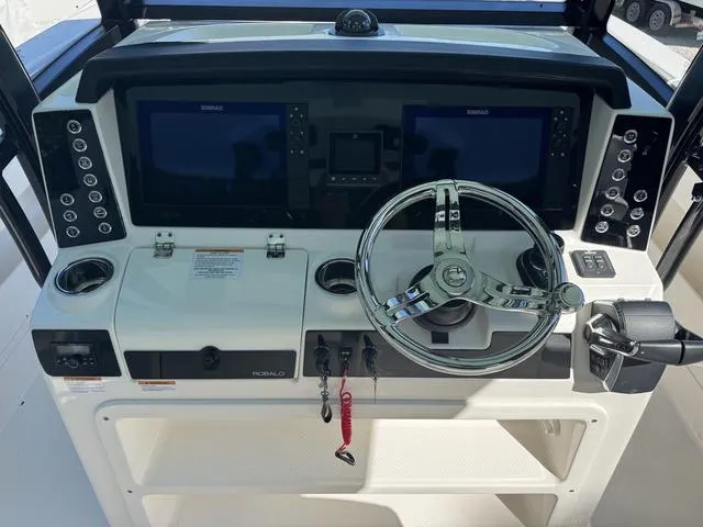 Slide: The Image of Robalo R302 Center Console 2024 - 17