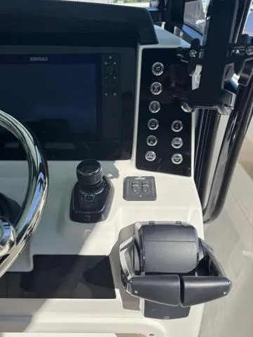 Slide: The Image of Robalo R302 Center Console 2024 - 20