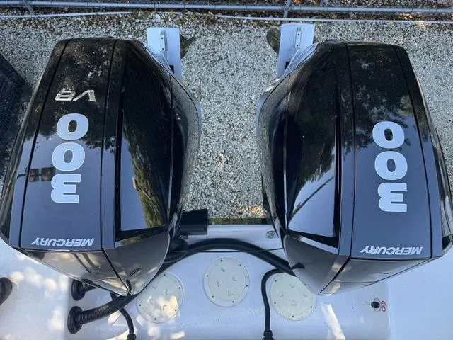 Slide: The Image of Robalo R302 Center Console 2024 - 4