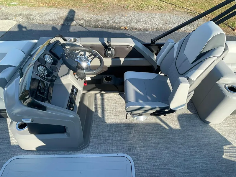 Slide: The Image of 2025 Avalon LSZ ELITE boat interior with steering wheel and captain's chair. - 15