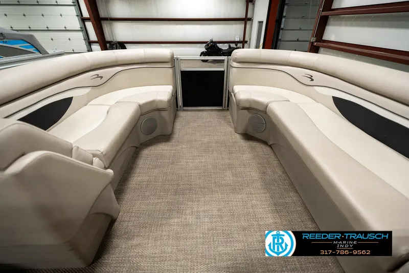 Slide: The Image of Interior of 2019 Bennington 21 SLX pontoon boat with beige seating. - 18