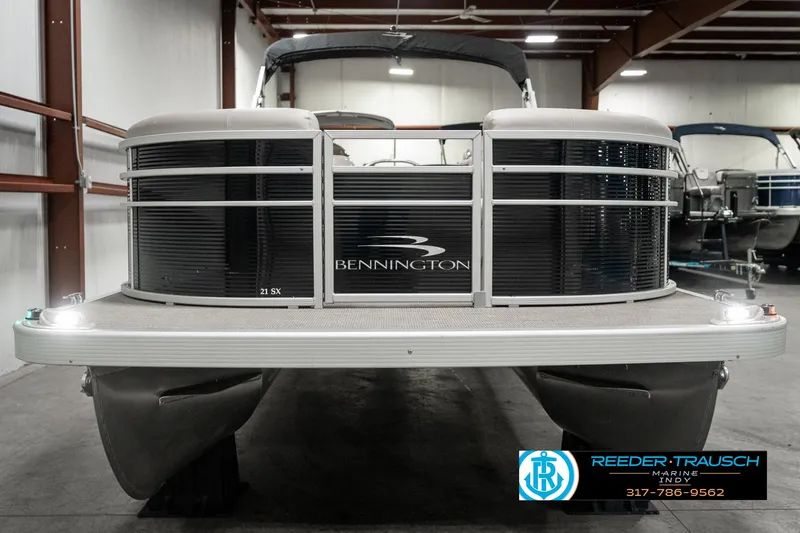 Slide: The Image of 2019 Bennington 21 SLX pontoon boat in indoor showroom. - 8