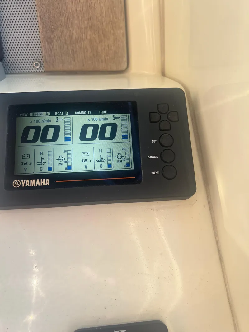 Slide: The Image of Yamaha display on 2017 Chris-Craft Calypso boat dashboard. - 14