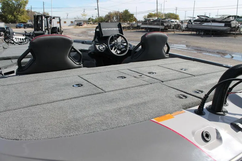 Slide: The Image of 2025 Skeeter ZXR21 boat interior with dual seats and spacious deck. - 6