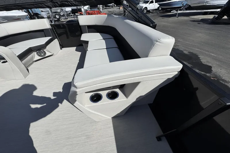 Slide: The Image of Harris Breeze 230 2025 - 27