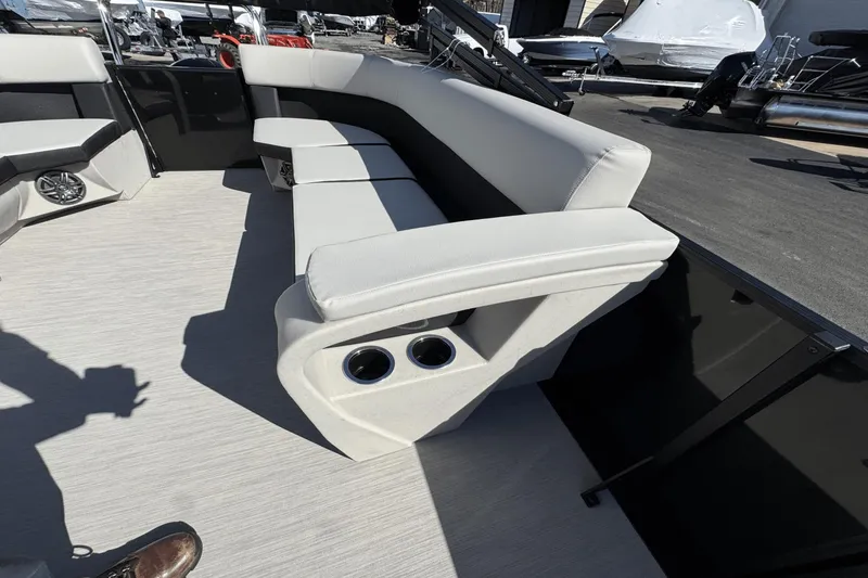 Slide: The Image of Harris Breeze 230 2025 - 28