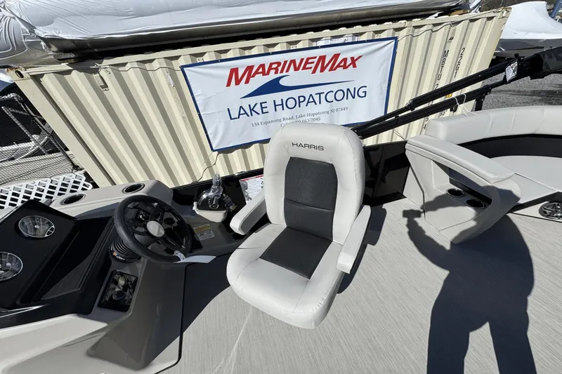 Slide: The Image of Harris Breeze 230 2025 - 29