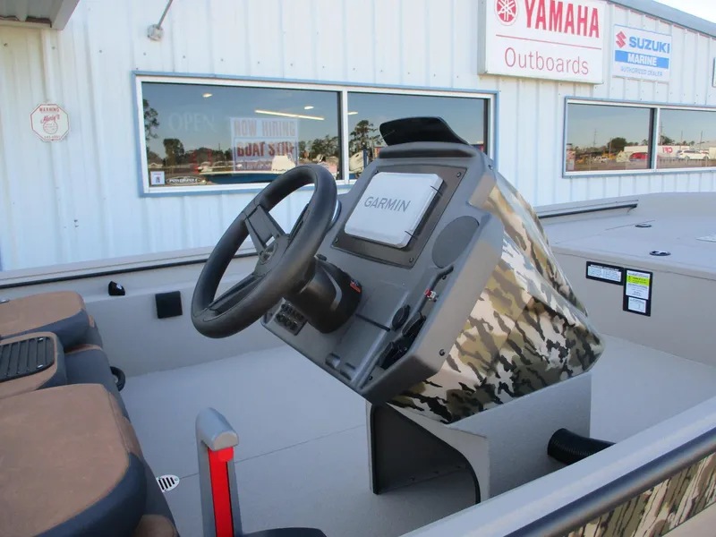 Slide: The Image of 2025 Avid 18 Rogue SC boat with Garmin navigation, camo console, and Yamaha outboards signage. - 8