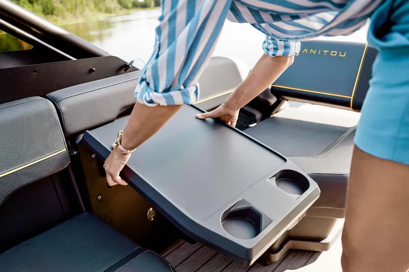 Slide: The Image of Manitou Explore 24 MAX Switchback 2025 - 12