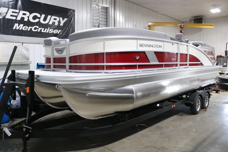 Slide: The Image of Bennington 24 M Fastback 2025 - 1