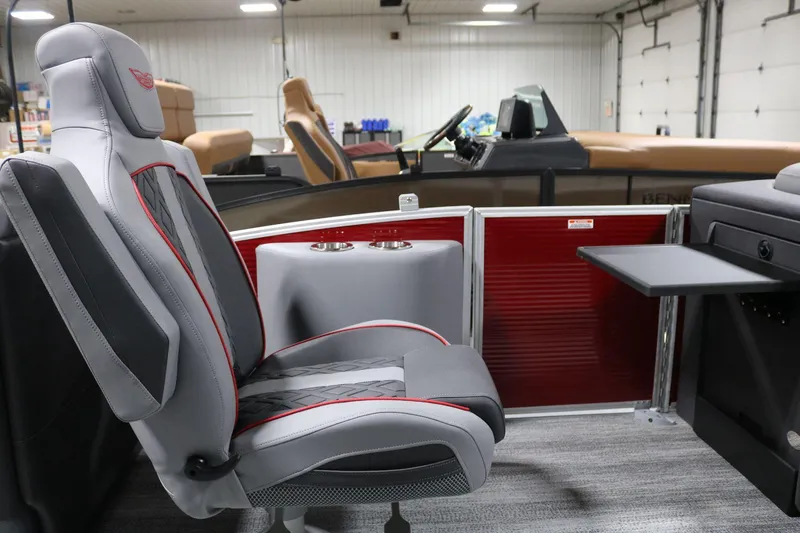 Slide: The Image of Bennington 24 M Fastback 2025 - 10