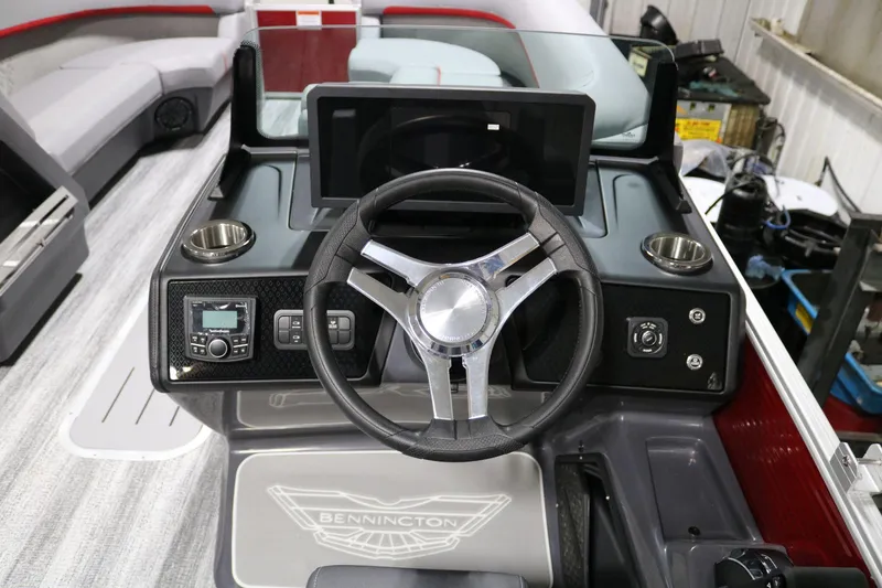 Slide: The Image of Bennington 24 M Fastback 2025 - 13