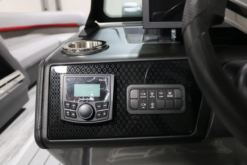 Slide: The Image of Bennington 24 M Fastback 2025 - 14