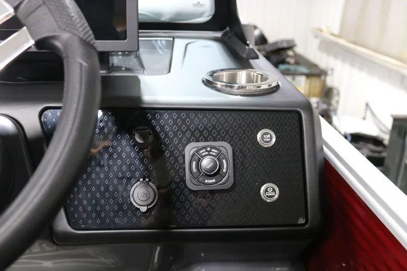 Slide: The Image of Bennington 24 M Fastback 2025 - 16