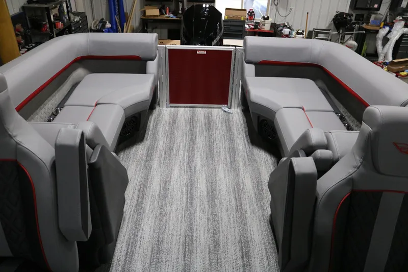 Slide: The Image of Bennington 24 M Fastback 2025 - 18