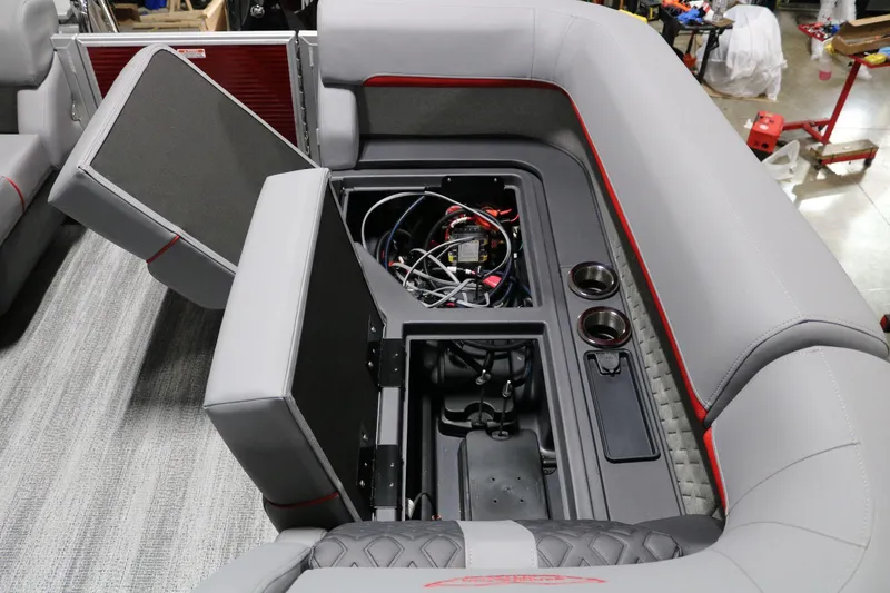 Slide: The Image of Bennington 24 M Fastback 2025 - 20