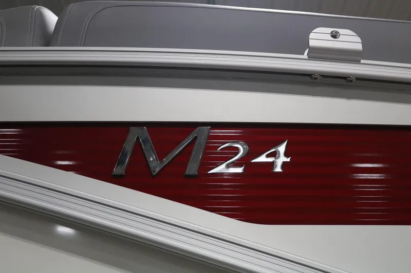 Slide: The Image of Bennington 24 M Fastback 2025 - 21