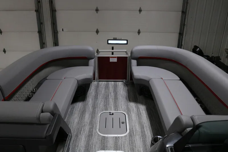 Slide: The Image of Bennington 24 M Fastback 2025 - 4