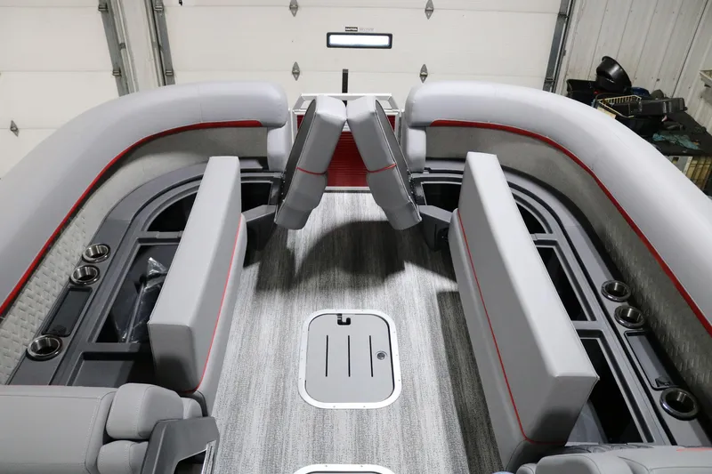 Slide: The Image of Bennington 24 M Fastback 2025 - 5