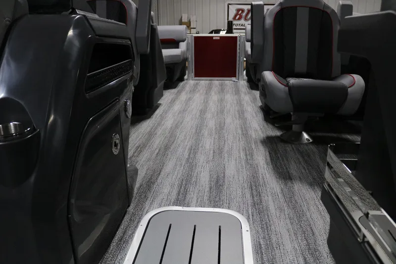 Slide: The Image of Bennington 24 M Fastback 2025 - 7