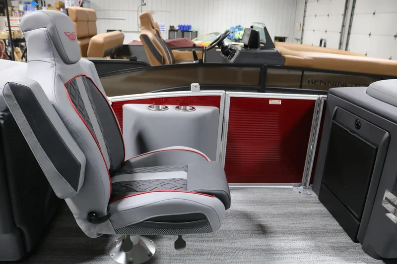 Slide: The Image of Bennington 24 M Fastback 2025 - 9