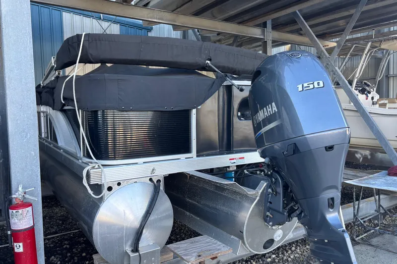 Slide: The Image of 2020 Bennington SX21 pontoon boat with Yamaha 150 engine in storage. - 5
