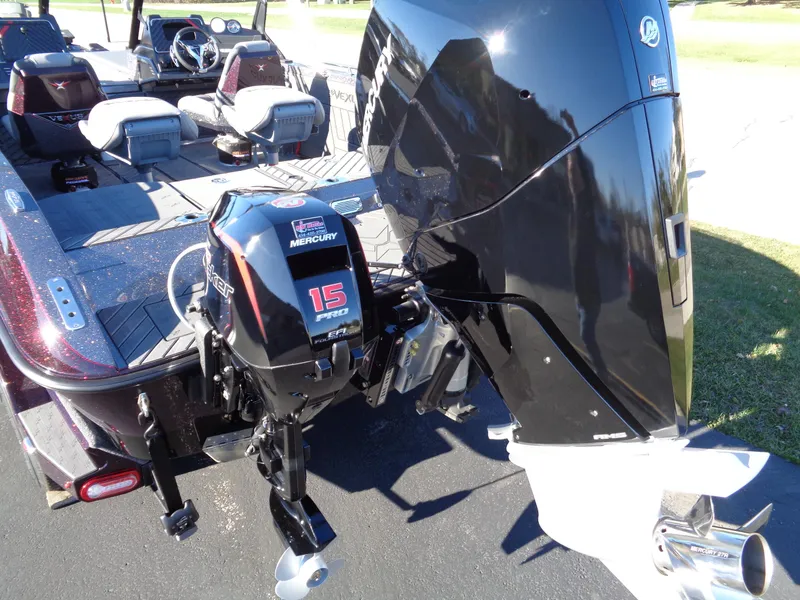 Slide: The Image of 2025 Vexus DVX22S boat with Mercury 15 Pro outboard motor. - 17
