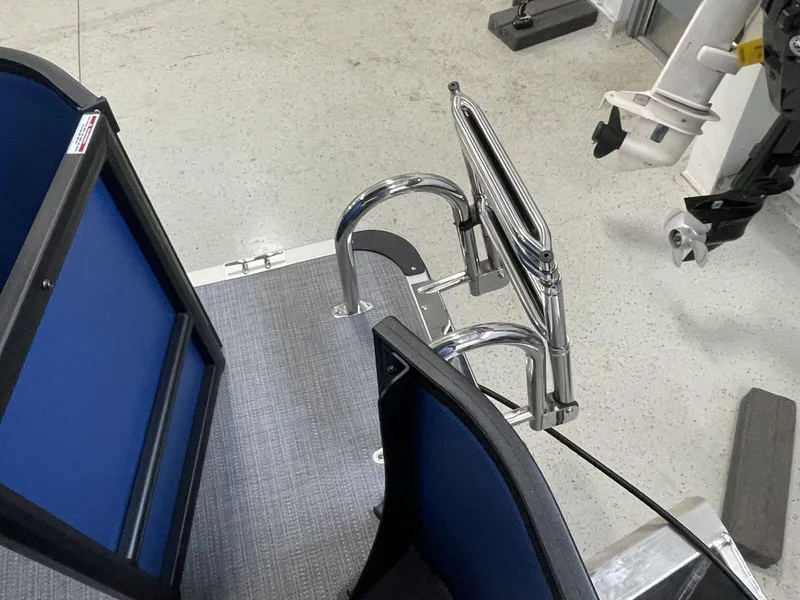 Slide: The Image of Bentley Pontoons LE 180 3 POINT 2025 - 22