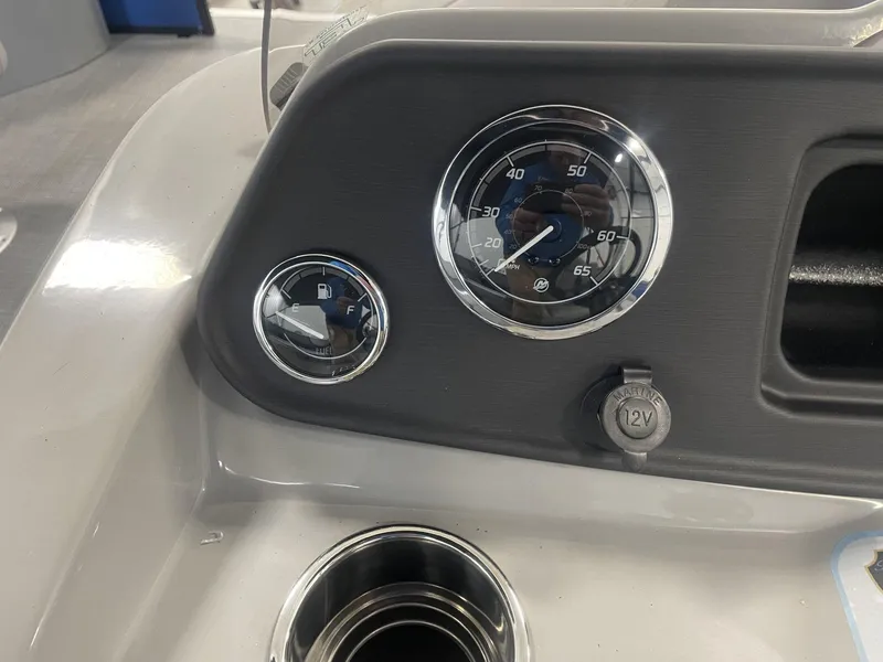 Slide: The Image of Bentley Pontoons LE 180 3 POINT 2025 - 23