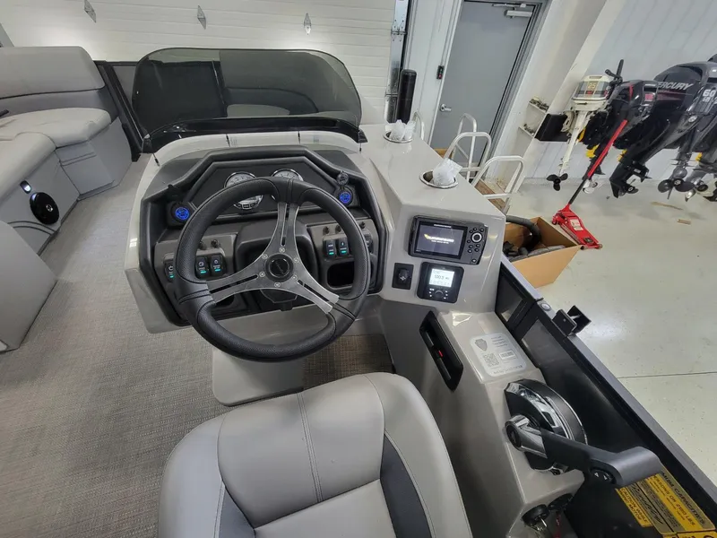 Slide: The Image of Bentley Pontoons Legacy 220 Navigator 2025 - 14