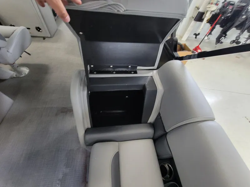Slide: The Image of Bentley Pontoons Legacy 220 Navigator 2025 - 21