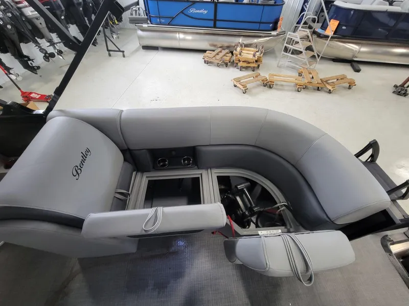 Slide: The Image of Bentley Pontoons Legacy 220 Navigator 2025 - 22