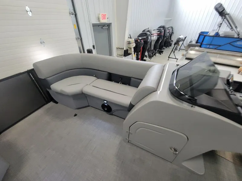 Slide: The Image of Bentley Pontoons Legacy 220 Navigator 2025 - 24