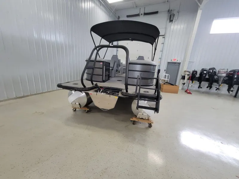 Slide: The Image of Bentley Pontoons Legacy 220 Navigator 2025 - 3