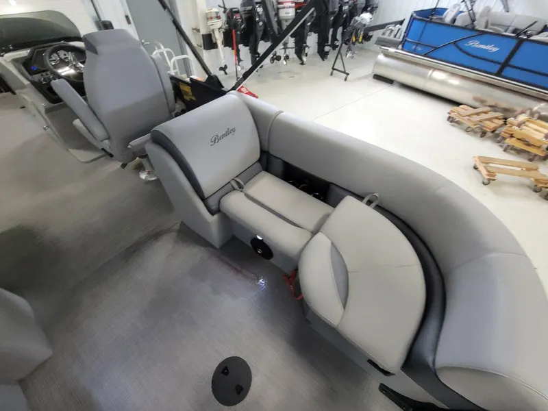 Slide: The Image of Bentley Pontoons Legacy 220 Navigator 2025 - 9