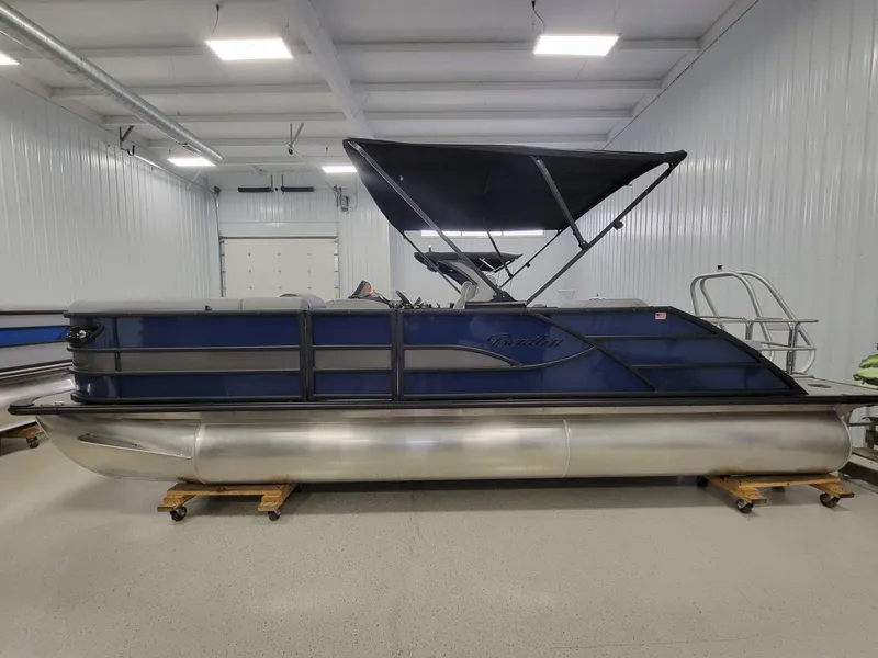 The Image of Bentley Pontoons Legacy 220 Swingback 2025 - 1