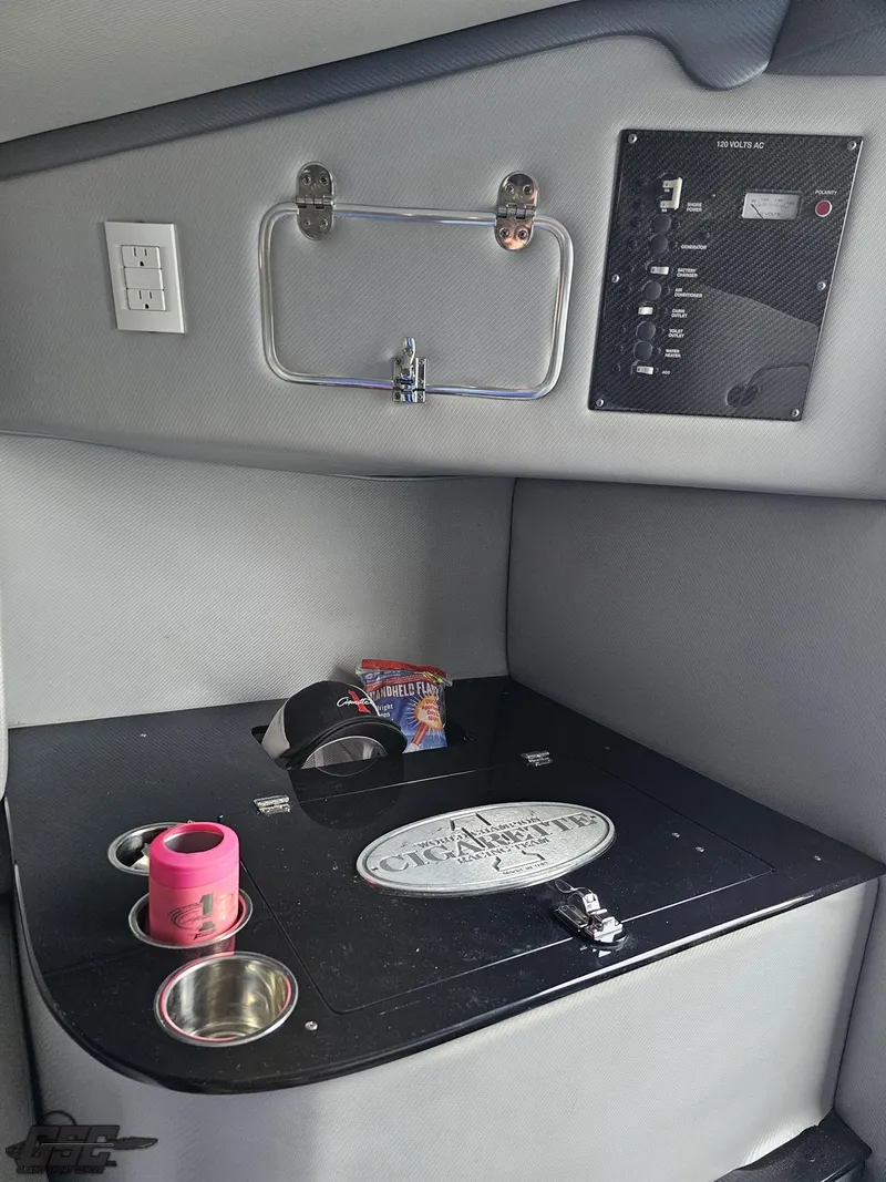 Slide: The Image of Cigarette 39' Top Gun Unlimited 2012 - 77