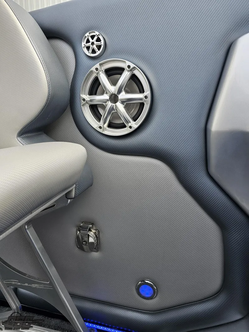 Slide: The Image of Cigarette 39' Top Gun Unlimited 2012 - 83